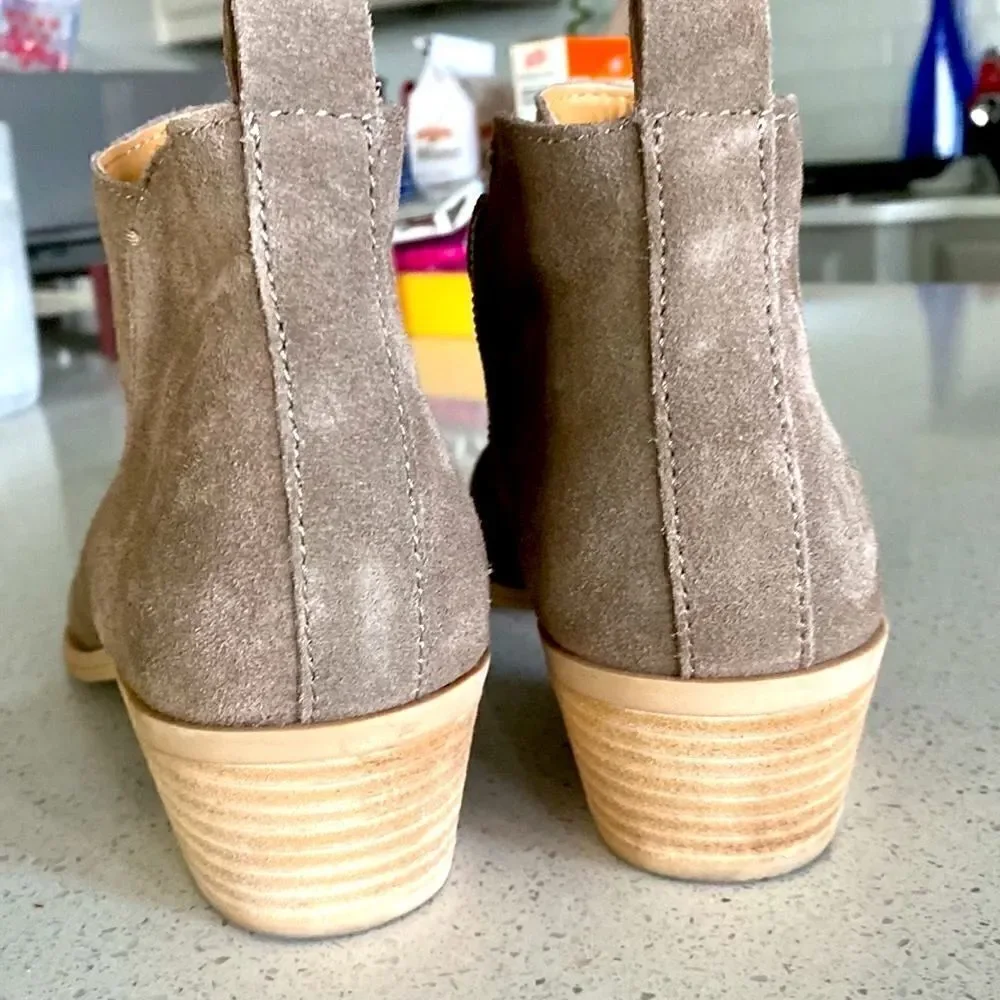 Dolce Vita Suede Booties Silver Zipper Pointed Taupe 9.5 Beige Neutral Earthy